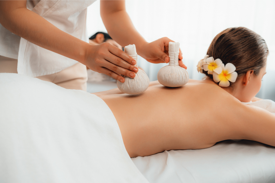 Kräuterkompressen Massage